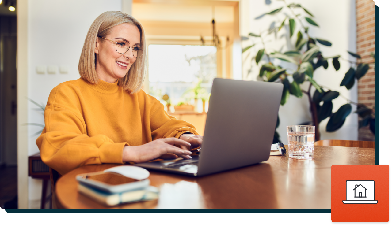 Hausverwalterin an Laptop im Homeoffice plant hybride Eigentuemerversammlung