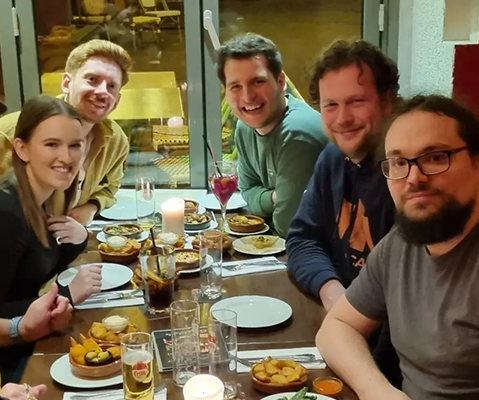 Vulcavo Team beim Essen im Restaurant