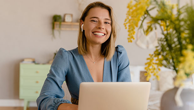 Vulcavo Office Managerin die remote am Laptop im Homeoffice arbeitet